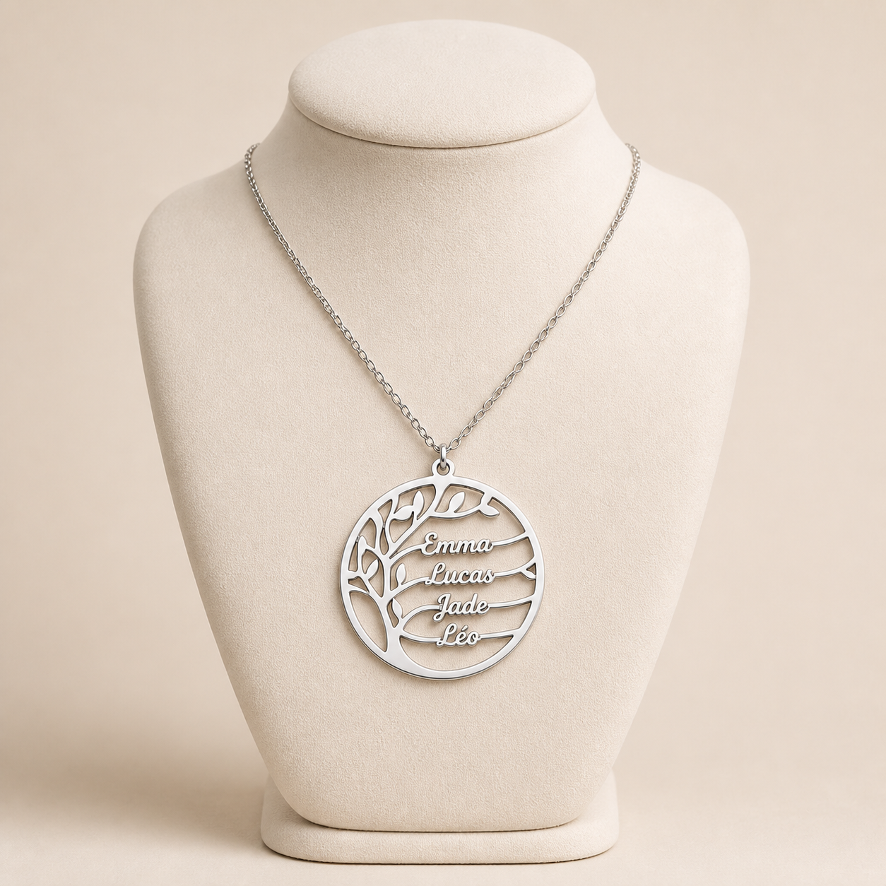 Collier Arbre de Vie personnalisable présenté en vue portée
