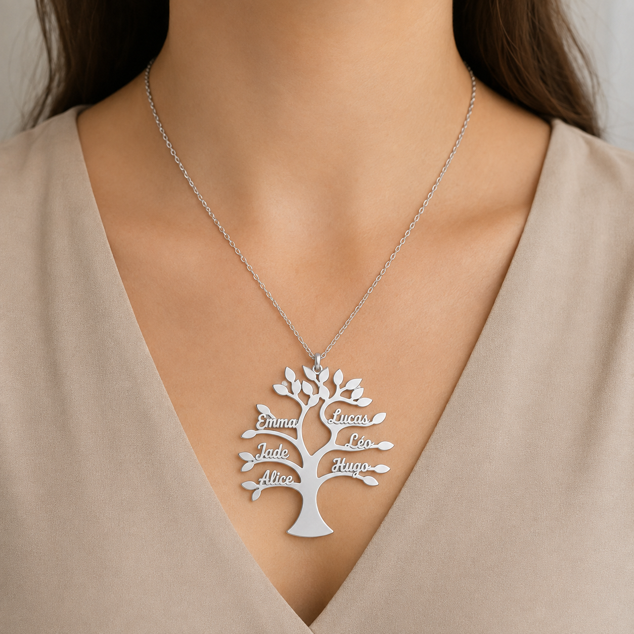 Collier Arbre de Vie personnalisable présenté en vue portée