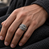 Thumbnail for Bague Celtique Triskel portée par un homme - Univers Celtique