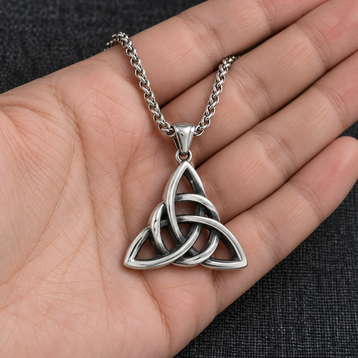 Pendentif Triquetra celtique présenté dans la main - Univers Celtique