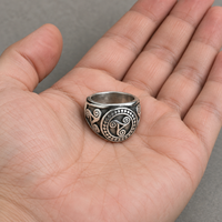Thumbnail for Bague Celtique Triskel présentée dans une main pour montrer son échelle - Univers Celtique