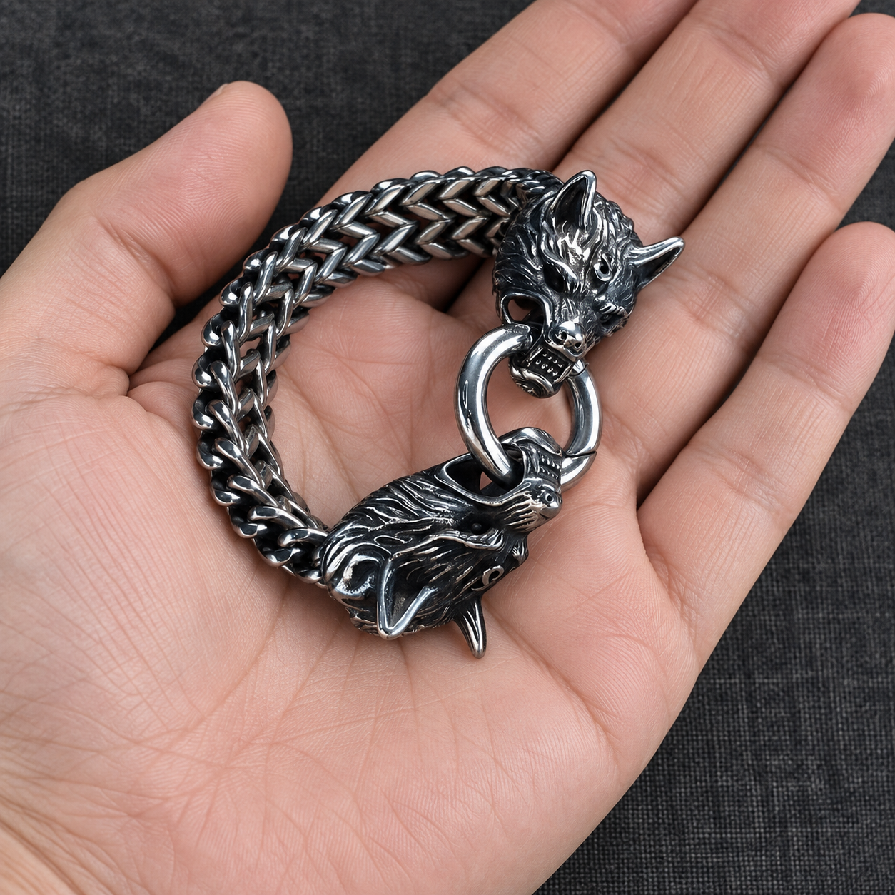 Bracelet Viking à deux têtes de loup présenté dans la main - Univers Celtique