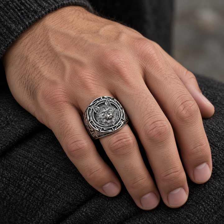 Bague Viking Fenrir au motif de loup portée par un homme - Univers Celtique