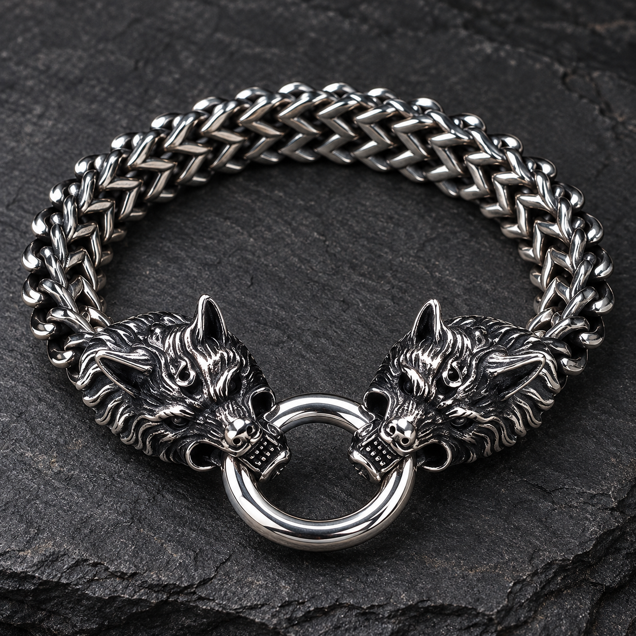 Bracelet Viking à deux têtes de loup en gros plan sur fond ardoise - Univers Celtique