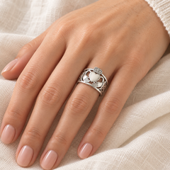 Anneau Claddagh argenté porté par une femme - Univers Celtique