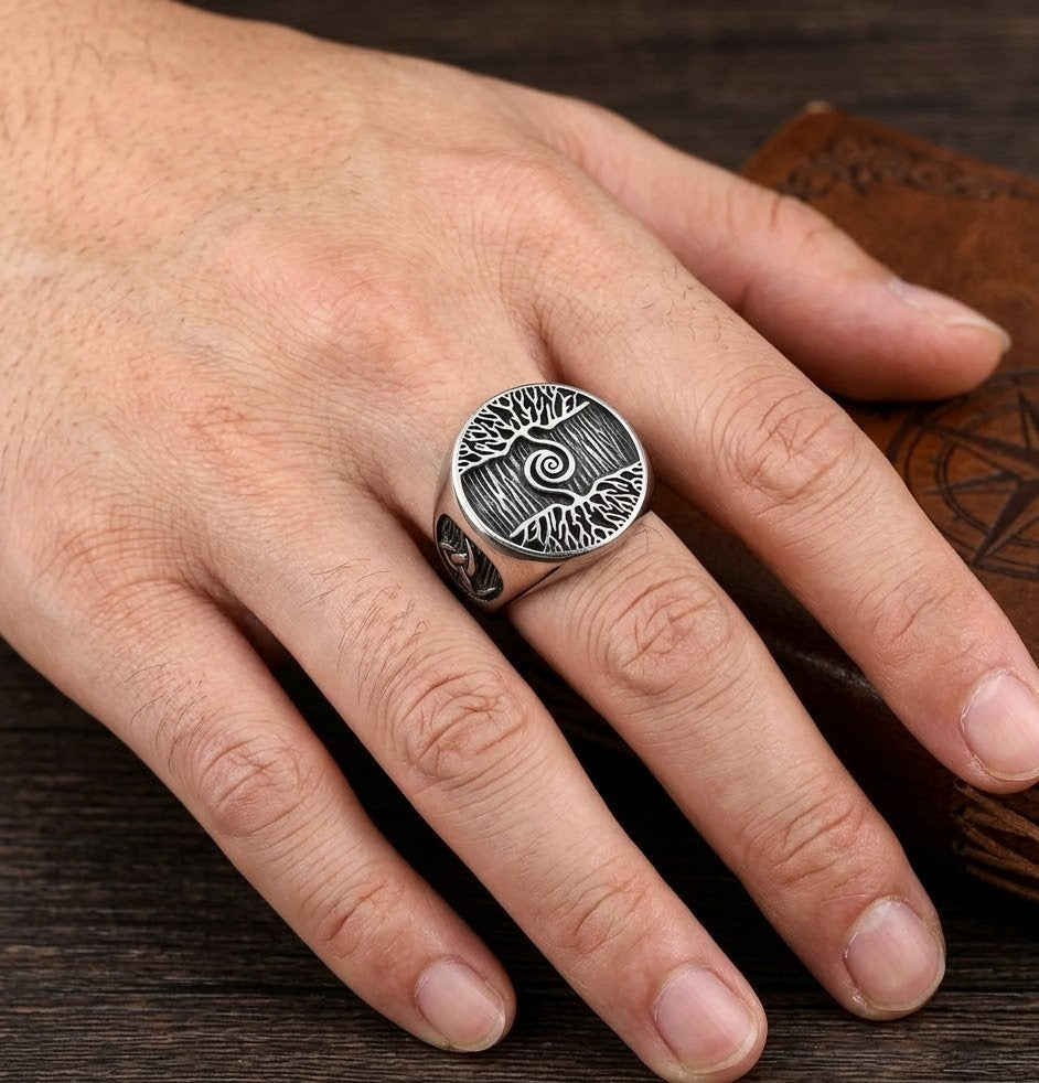 Bague homme arbre de vie portée au doigt