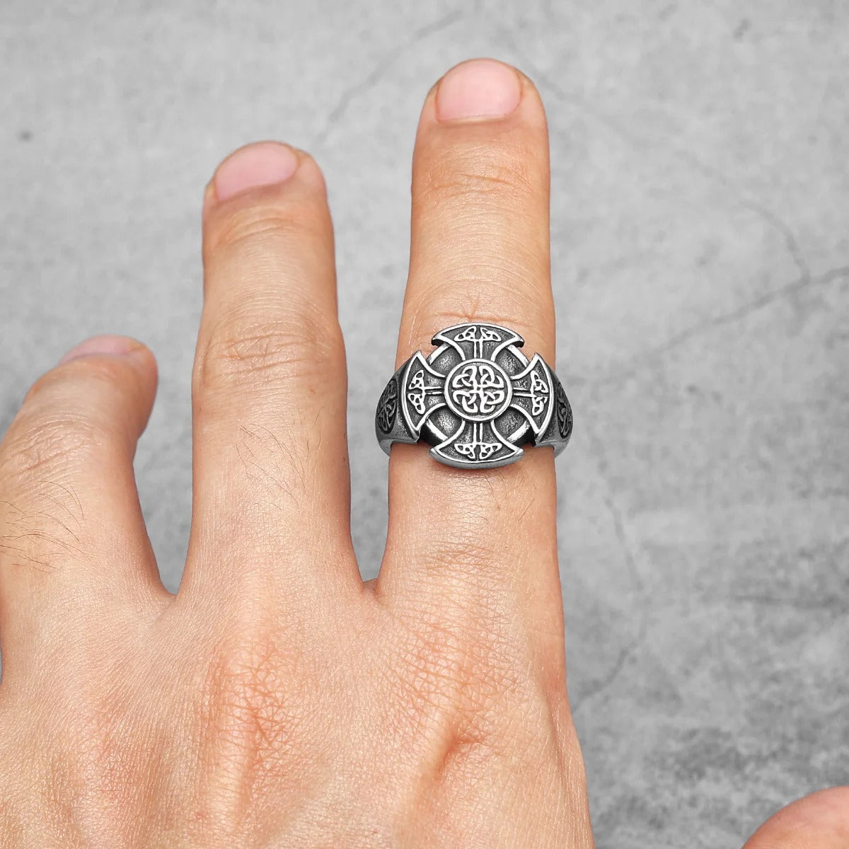 bague homme celtique au doigt