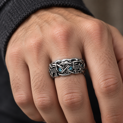 Bague Celtique Loup nordique portée à la main, taille 52