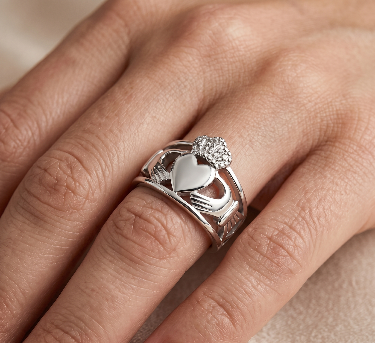 bague claddagh sur main gauche