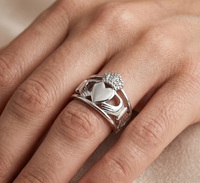 Thumbnail for bague claddagh sur main gauche
