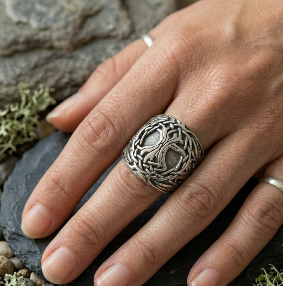 bague symbole arbre de vie portée